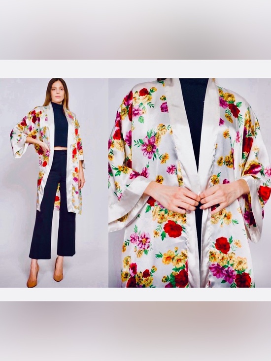 Victoria's Secret Other - Victorias Secret Womens OSFM Robe Vintage Ivory Satin Floral Kimono Gold Label